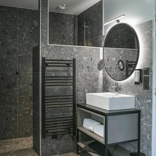 room 14 accommodation savoie rental modern bathroom