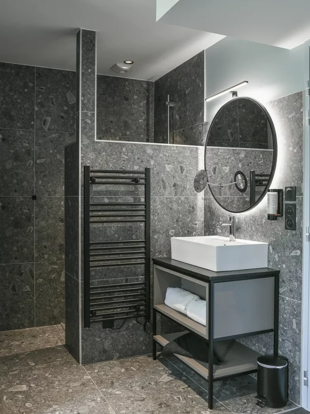 room 14 accommodation savoie rental modern bathroom