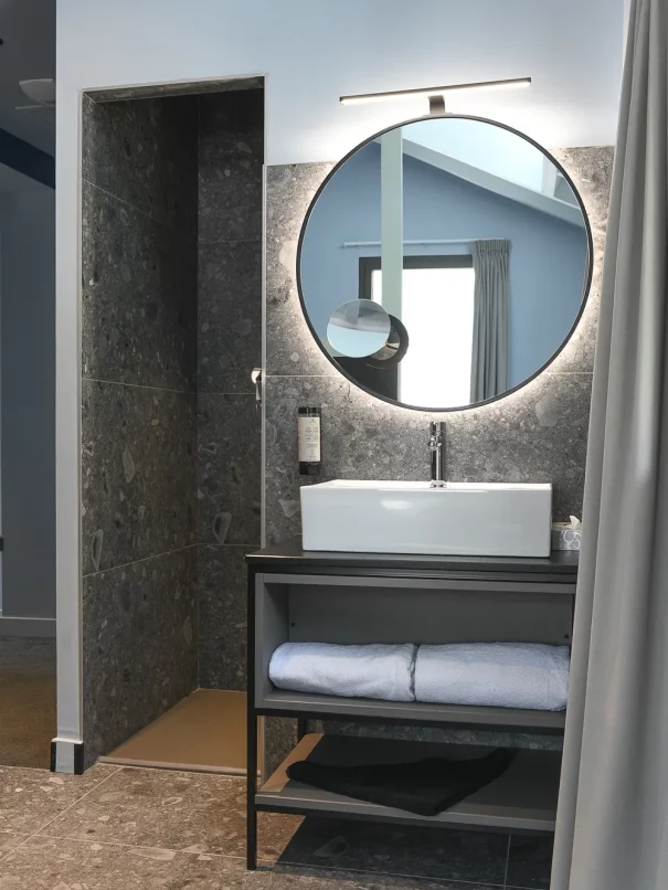 chambre 22 salle de bain moderne hebergement savoie