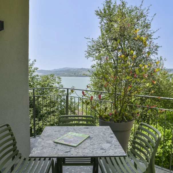chambre 23 balcon vue lac location aiguebelette savoie