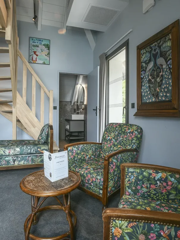chambre 31 coin salon avec escalier bois