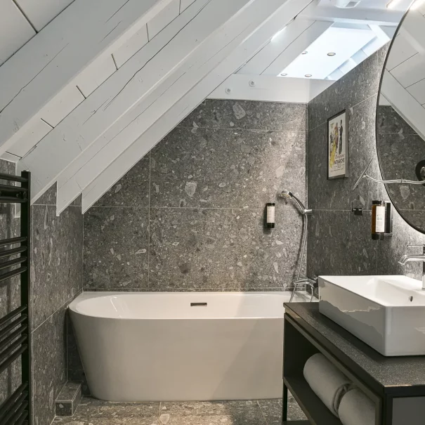 chambre 33 salle de bain elegante location savoie aiguebelette