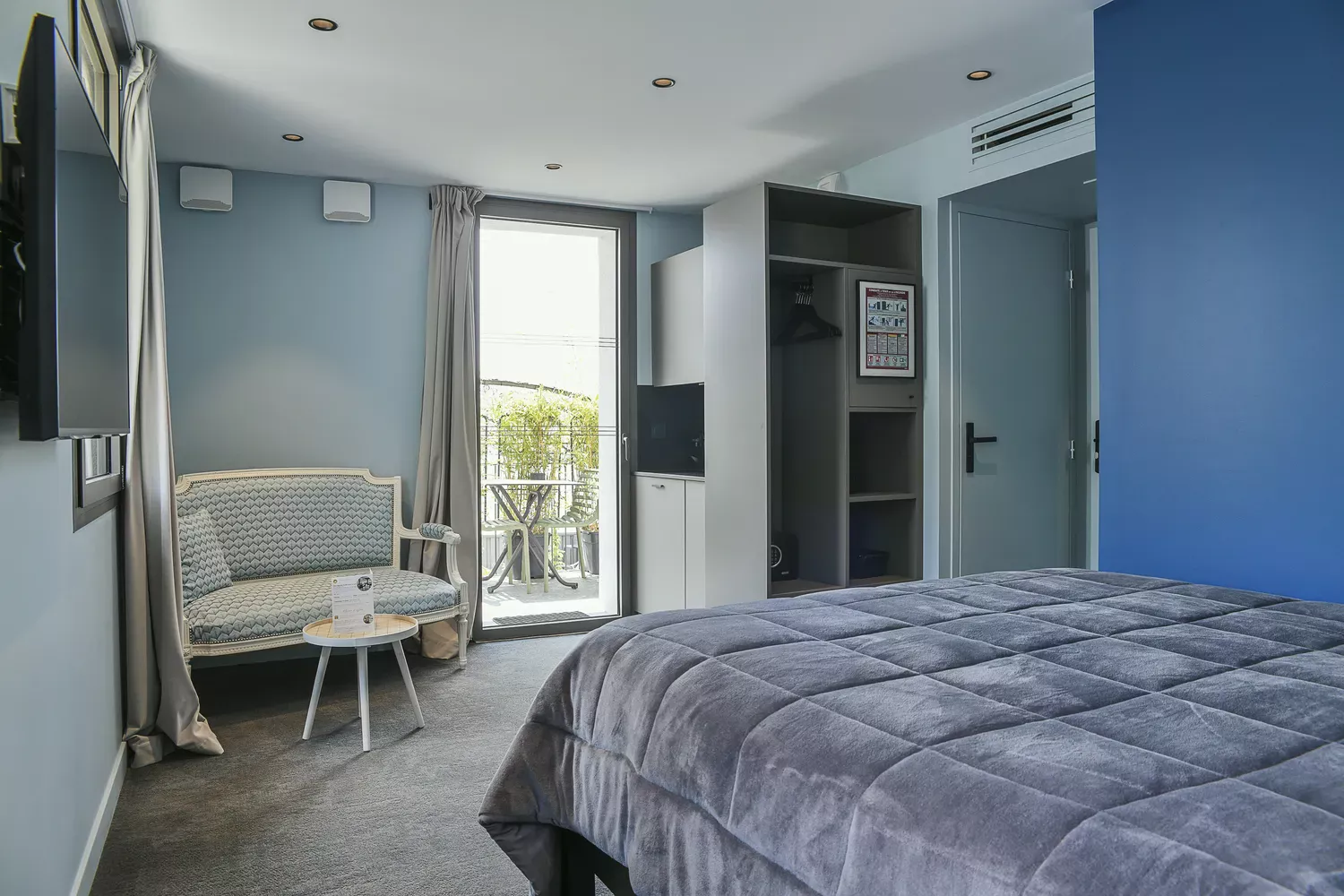 room 21 terrace view accommodation Aiguebelette