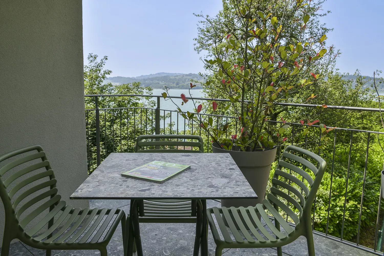 chambre 23 terrasse vue lac aiguebelette