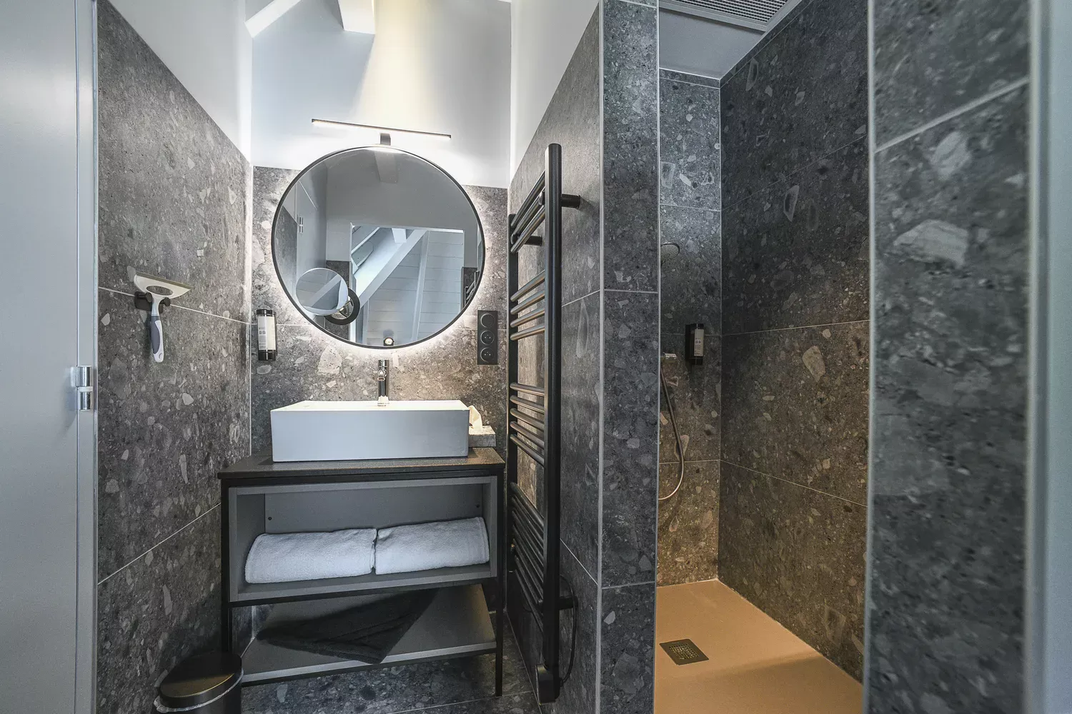 room 32 lake view accommodation Aiguebelette