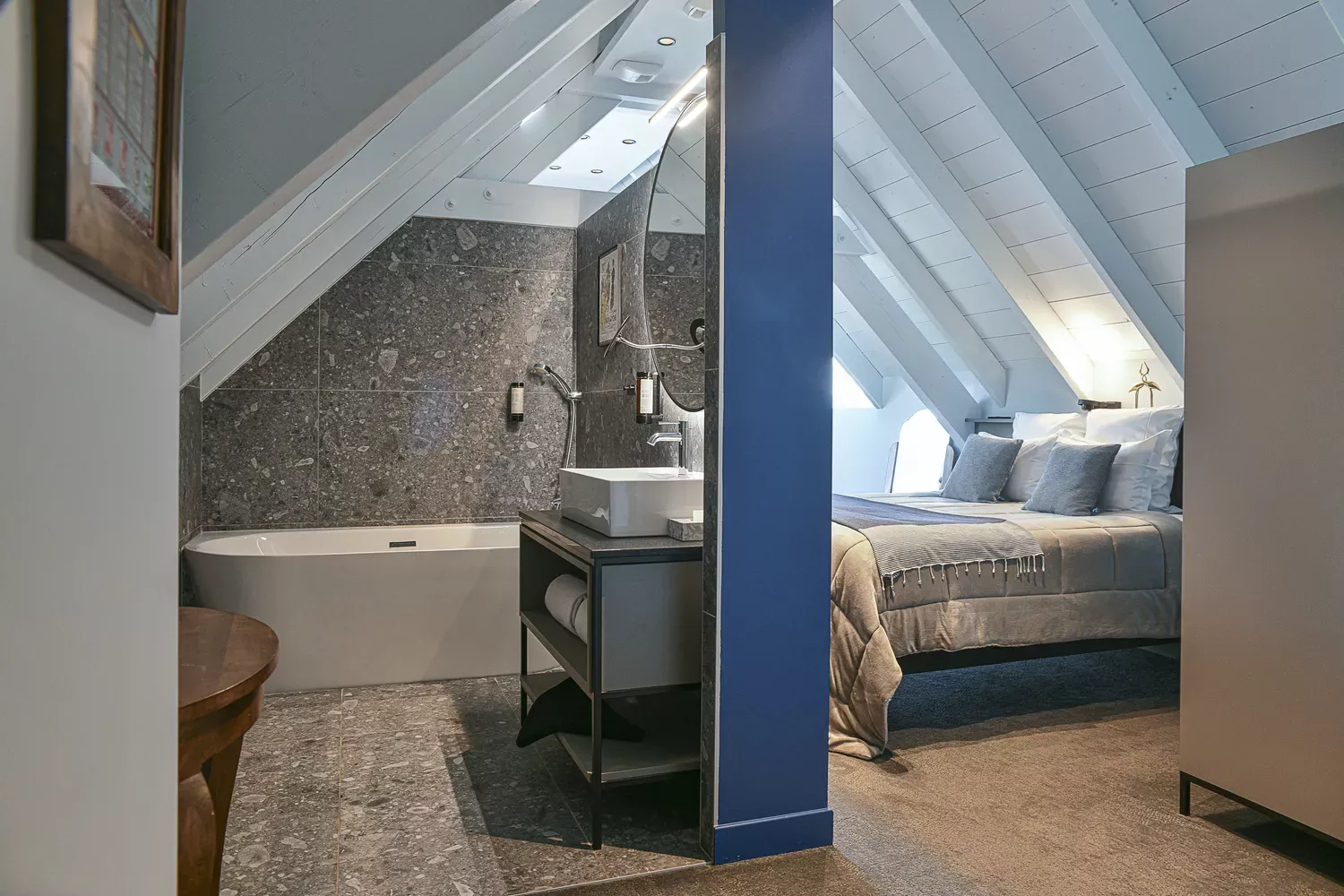 Room 33 elegant rental accommodation Savoie Aiguebelette