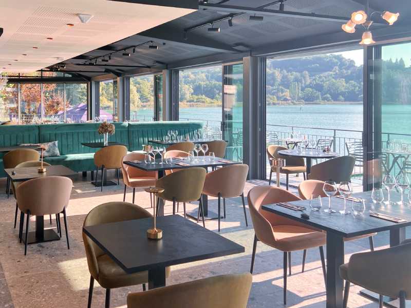 restaurant view lake aiguebelette