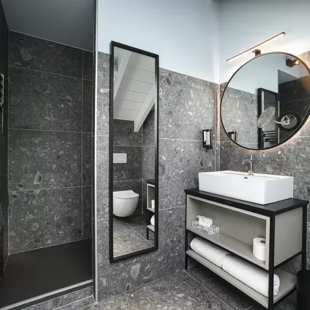 chambre 42 salle de bain elegante hebergement savoie aiguebelette