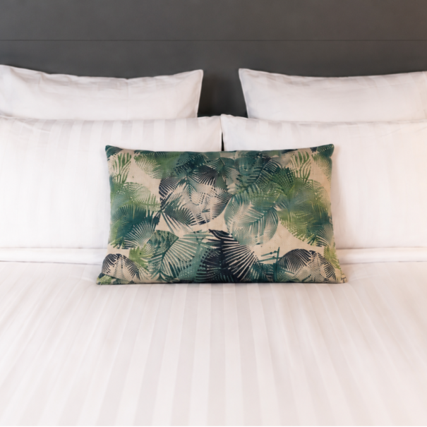 Chambre 47 – La Villa du Lac, chambre design avec lit Queen Size, décoration contemporaine et prestations premium.