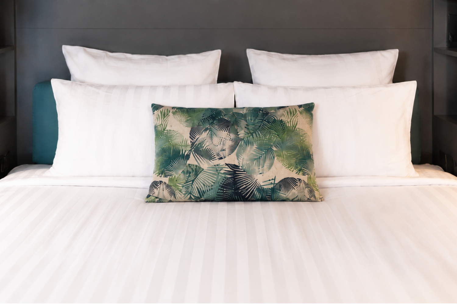 Chambre 47 – La Villa du Lac, chambre design avec lit Queen Size, décoration contemporaine et prestations premium.