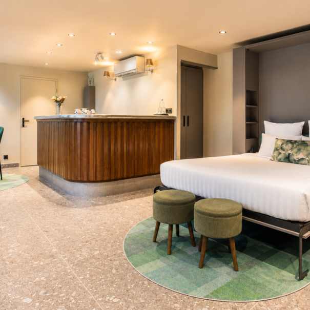 Chambre 47 – La Villa du Lac, chambre premium au bord du lac d'Aiguebelette avec lit Queen Size, décoration design et ambiance élégante