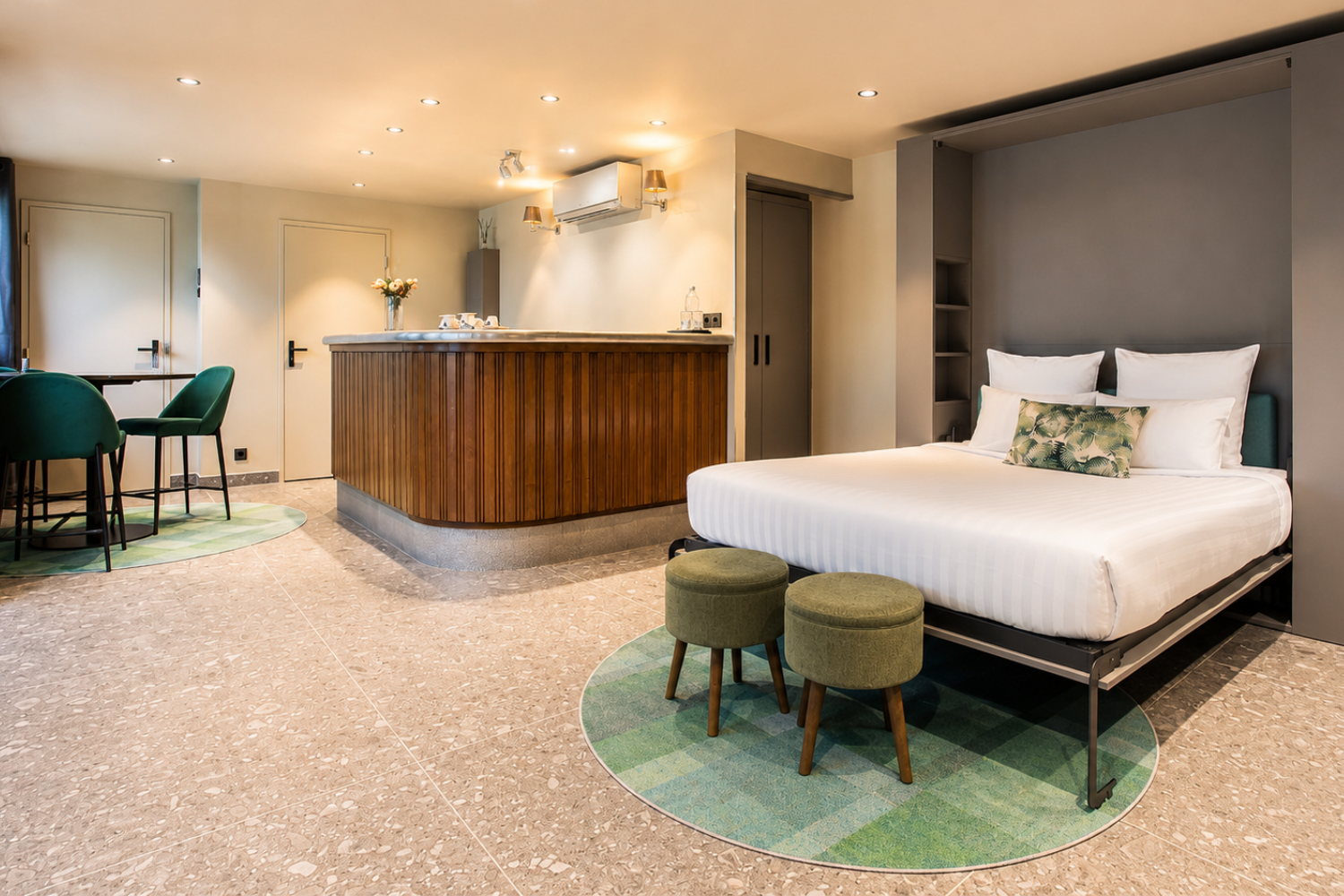 Chambre 47 – La Villa du Lac, chambre premium au bord du lac d'Aiguebelette avec lit Queen Size, décoration design et ambiance élégante