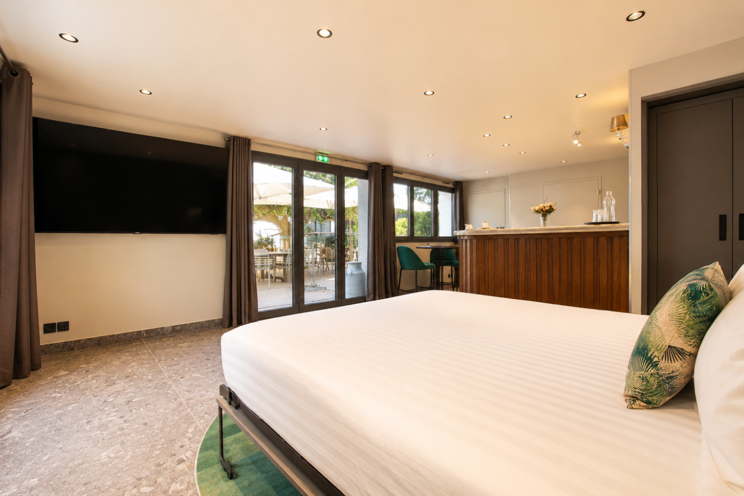 Chambre 47 – La Villa du Lac, hébergement de charme au bord de l'eau avec lit Queen Size, espace de vie spacieux et décoration raffinée.