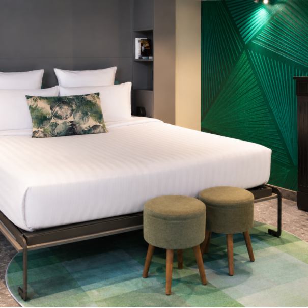 Chambre 47 – La Villa du Lac, hôtel au bord de l'eau à Aiguebelette avec terrasse privative, lit Queen Size et espace de vie contemporain