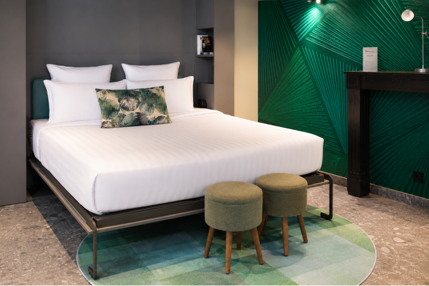 Chambre 47 – La Villa du Lac, hôtel au bord de l'eau à Aiguebelette avec terrasse privative, lit Queen Size et espace de vie contemporain