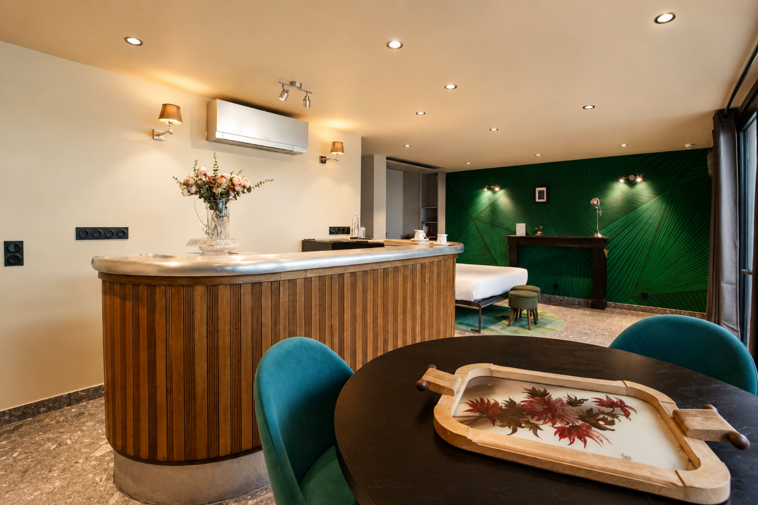 Chambre 47 – La Villa du Lac, suite contemporaine avec coin repas, bar privatif et lit Queen Size au bord du lac d'Aiguebelette
