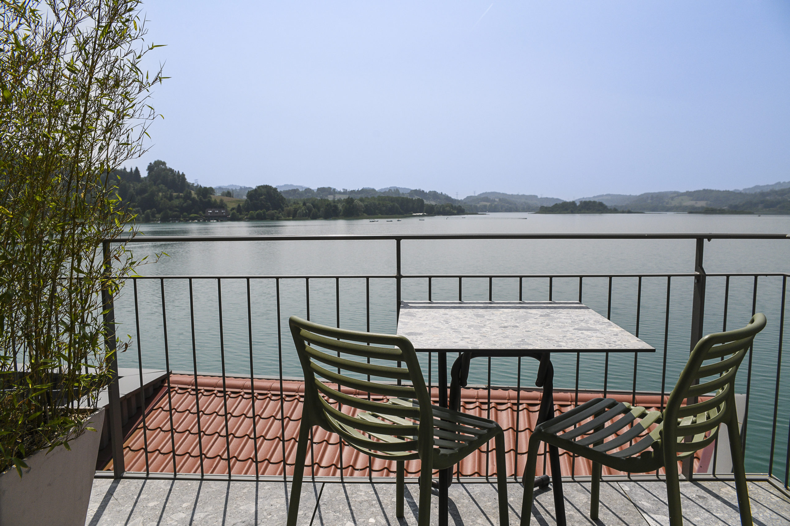 Chambre 24 - vue lac balcon-savoie
