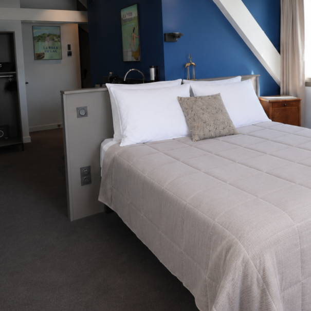 villa du lac aiguebelette suite vue lac lit queen size chambre 33
