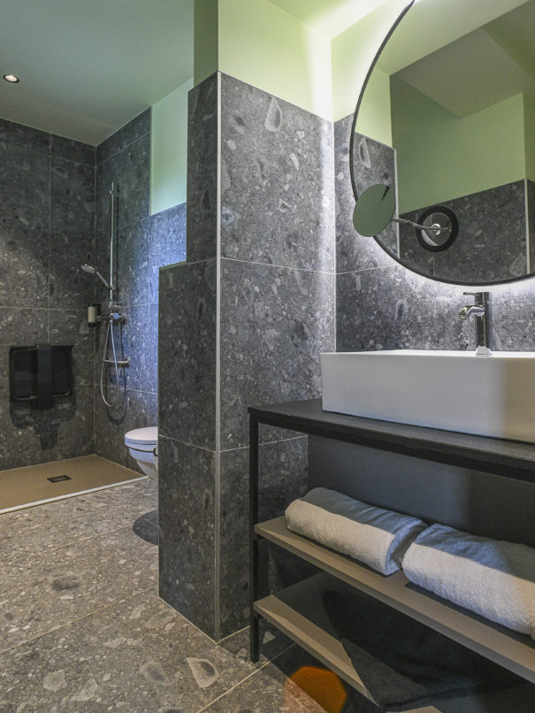 Chambre 23 -salle de bain PMR -