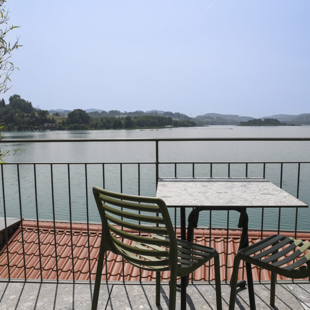 Chambre 24 - vue lac balcon-savoie
