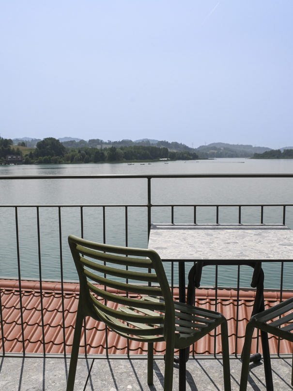 Chambre 24 - vue lac balcon-savoie
