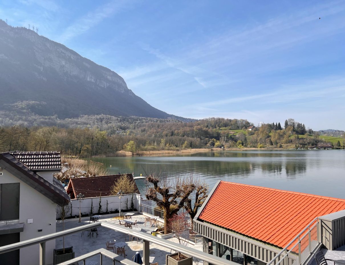 chambre 21 type hotel vue lac aiguebelette 10