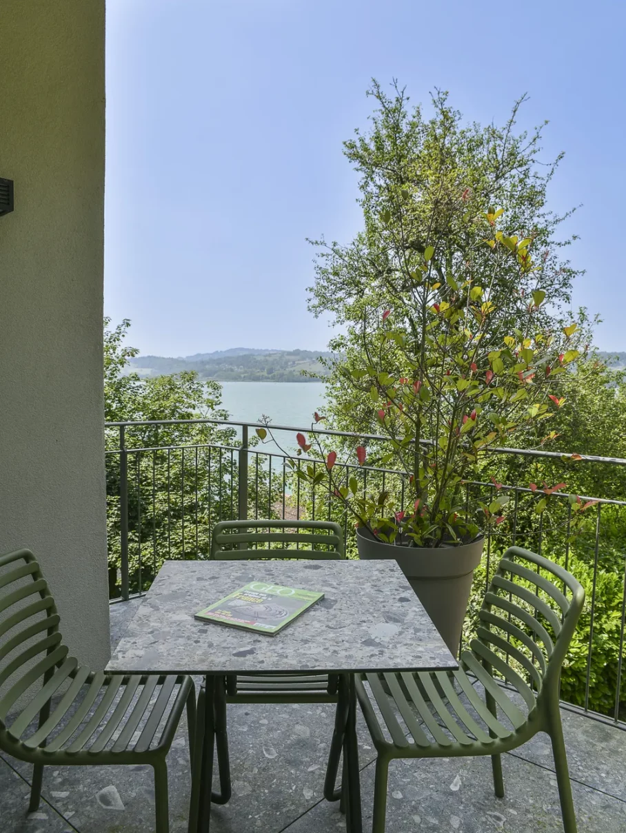 chambre 23 balcon vue lac location aiguebelette savoie