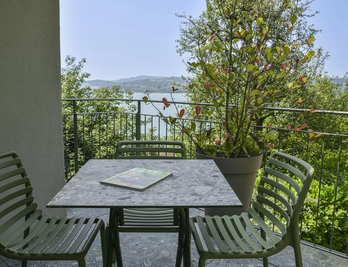 chambre 23 terrasse vue lac aiguebelette