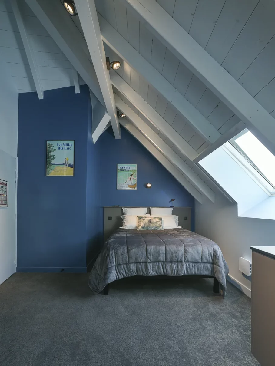 chambre 32 lit charme sous combles location aiguebelette