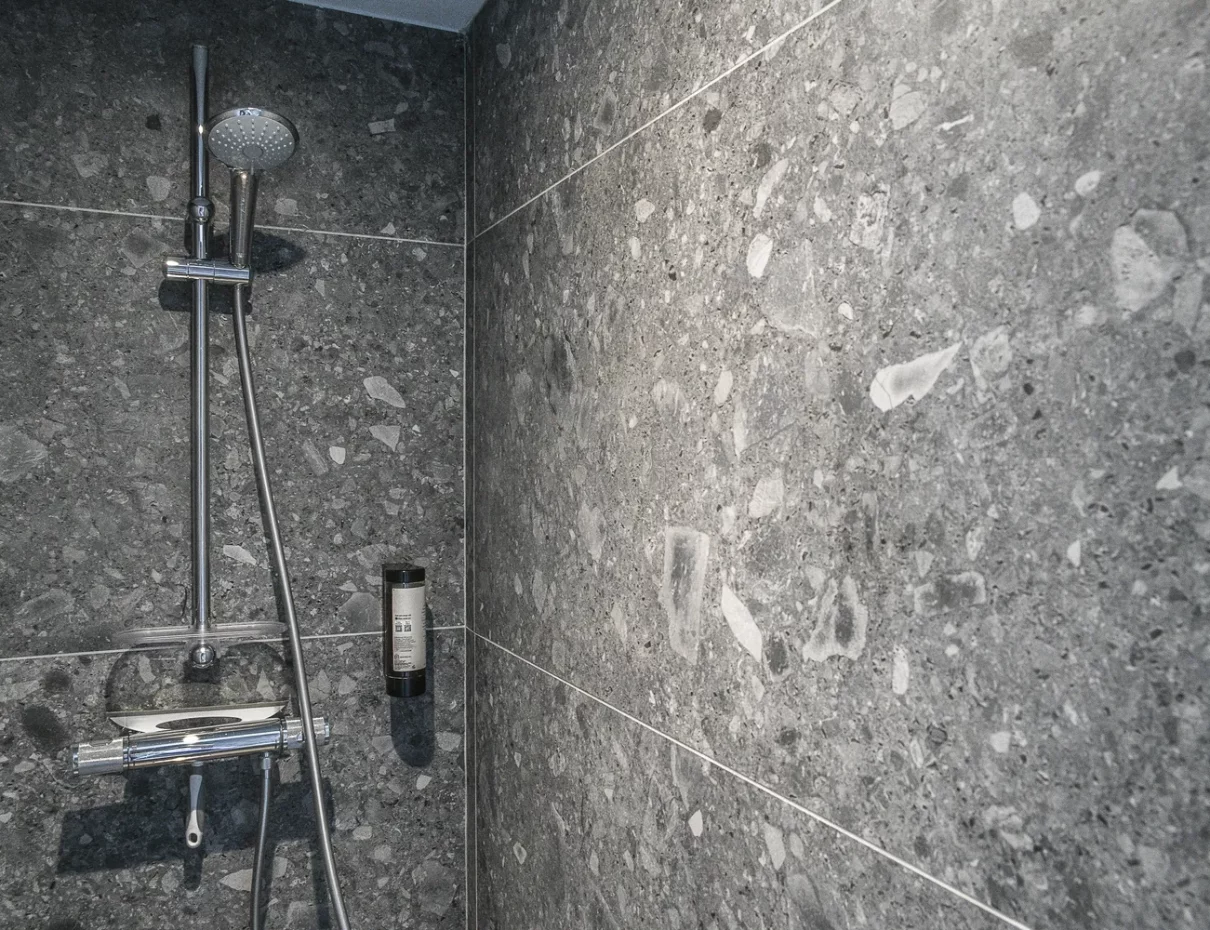 chambre 42 douche design savoie hebergement aiguebelette