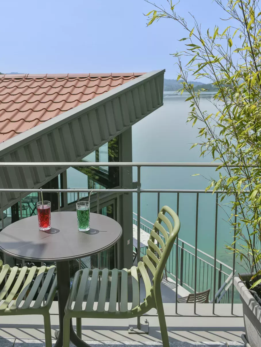 chambre 15 balcon vue lac aiguebelette location savoie