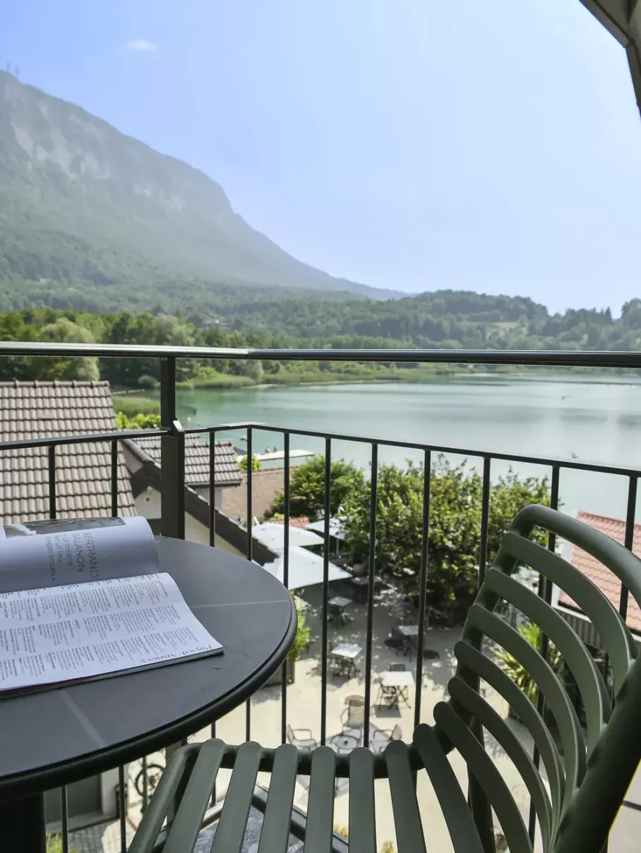 chambre 31 balcon vue lac aiguebelette location savoie