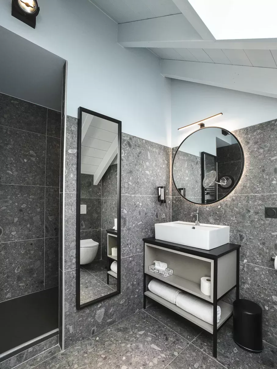 Room 42, elegant bathroom, Savoy accommodation